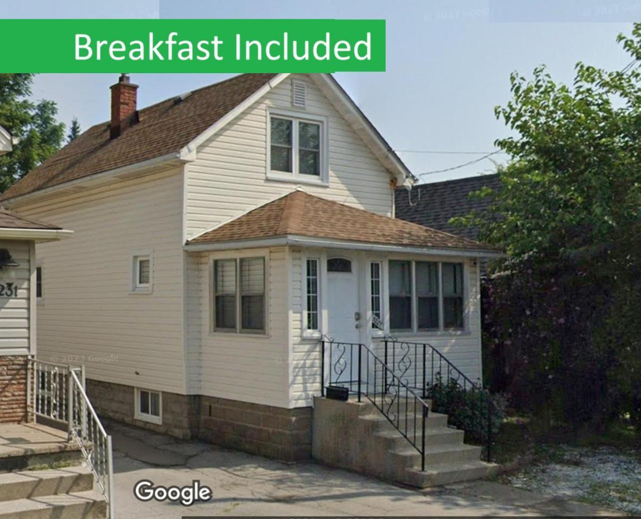 Cozy 3 Bedroom Downtown With Complimentary Breakfast Delivered Daily To The Holiday home Niagara Falls
